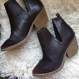 Brown Size 6 vegan leather ankle boots  heel 2”